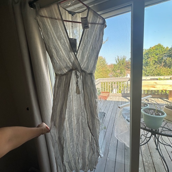 NWT BEACH COVERUP - Picture 3 of 4